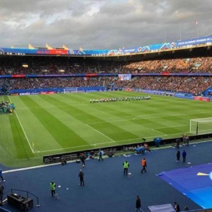 法甲 | 政企破冰！大巴黎有望买下王子公园，但这座架在高速公路上的球场怎么扩建？